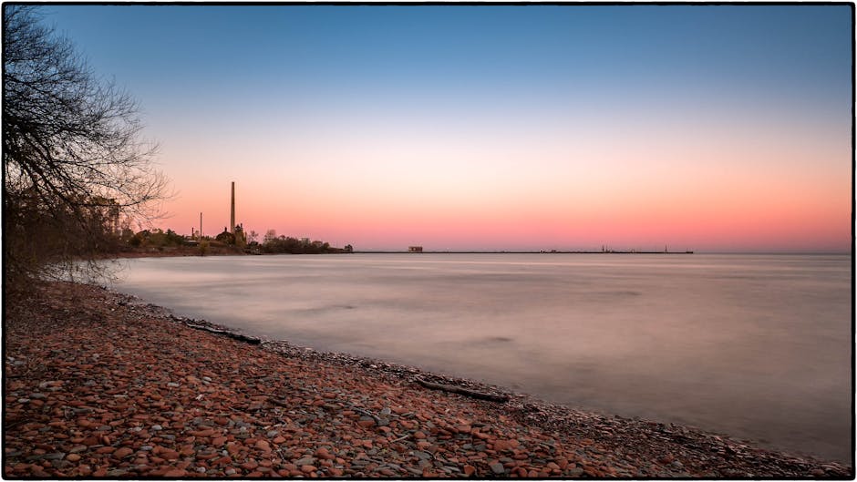 A peaceful view of the Lake Ontario shoreline at sunset in Mississauga, Canada.
